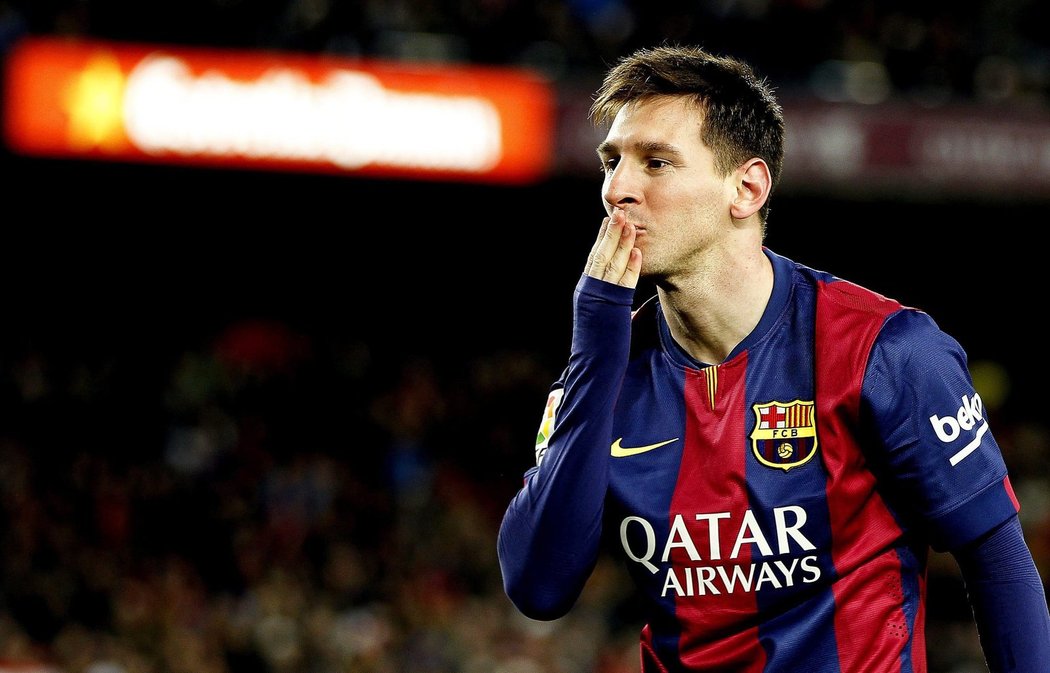 Polibek. Lionel Messi slaví jeden ze tří gólů proti Espanyolu