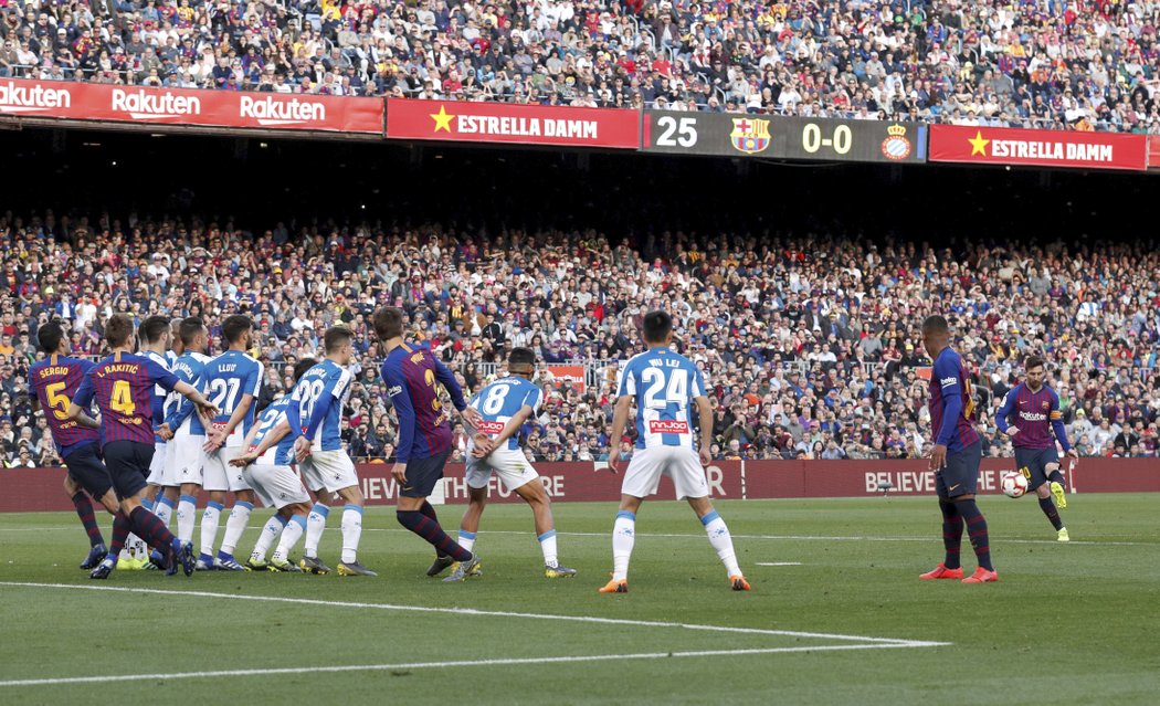 Lionel Messi proměňuje přímý volný kop v dresu Barcelony