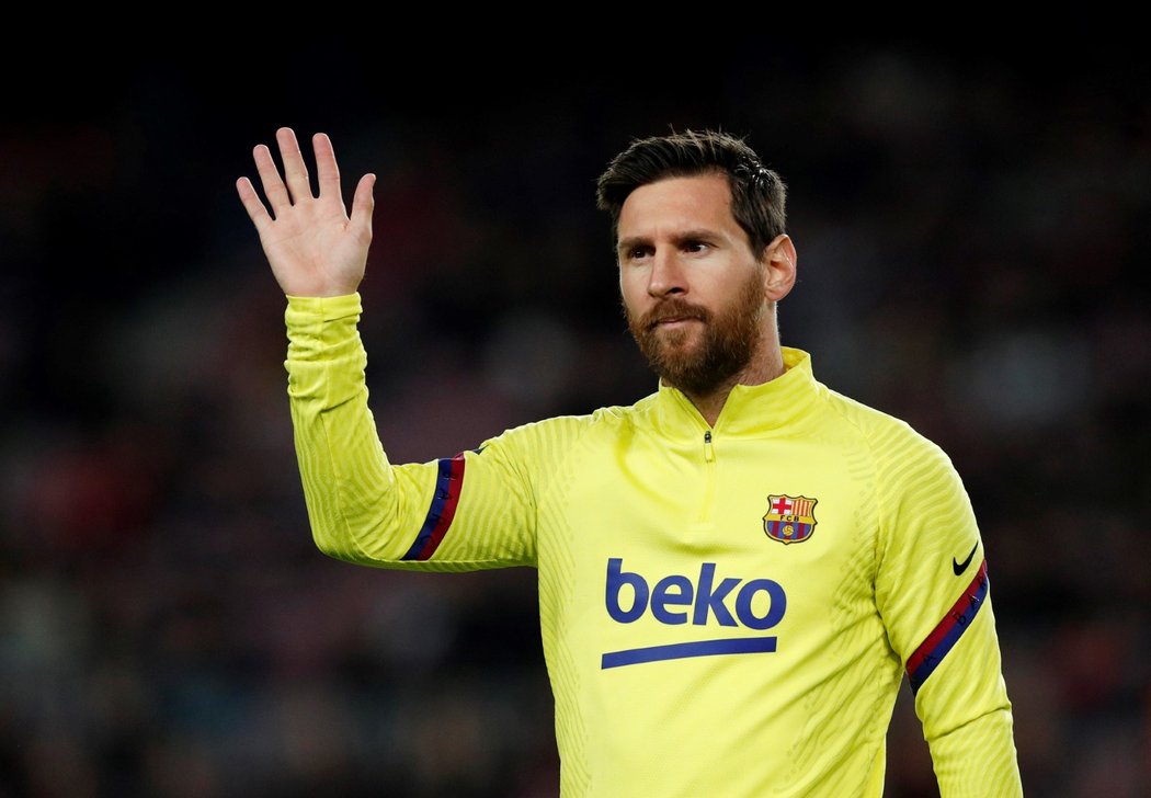 Kapitán Lionel Messi zdraví fanoušky Barcelony před utkáním