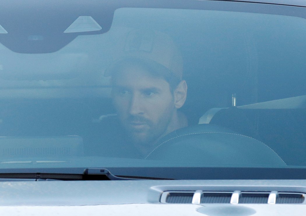 Lionel Messi přijíždí na první trénink Barcelony po neúspěšném pokusu o přestup