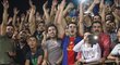 Tisíce nadšených palestinských fanoušků sledovaly, jak hvězdy Barcelony trénují s jejich dětmi
