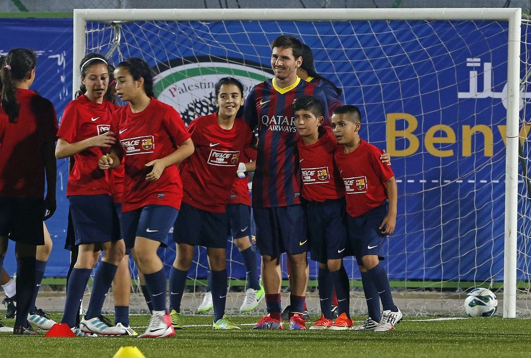 Lionel Messi pózuje na fotku s palestinskými dětmi, které se zúčastnily mírové kliniky s fotbalisty Barcelony