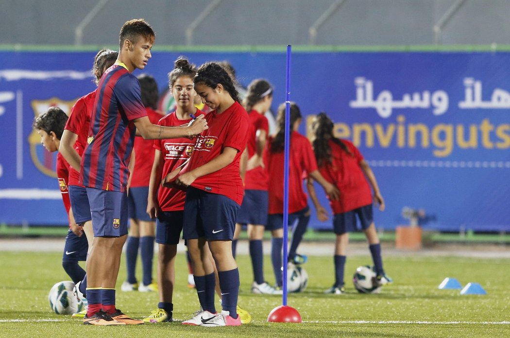 Brazilec Neymar se podepisuje palestinským dětem, které si zatrénovaly s barcelonskými hvězdami