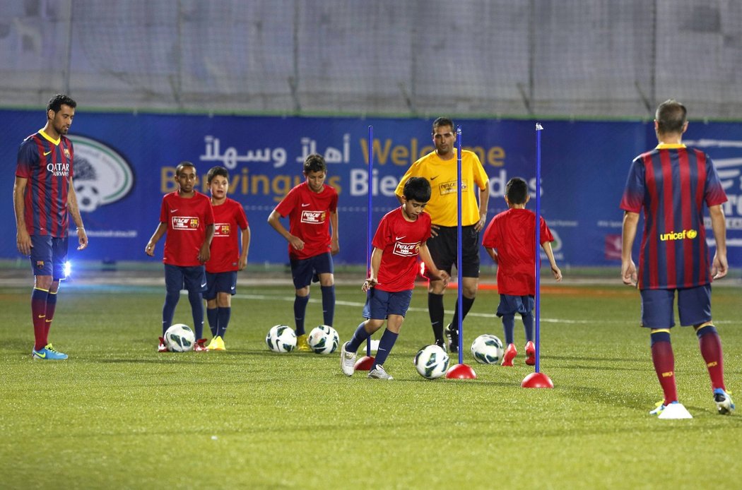 Fotbalisté Barcelony dohlíží na trénink palestinských dětí v Duře na Západním břehu blízko Hebronu. Katalánský klub vyrazil na mírové turné