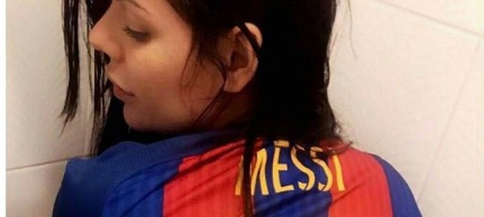 Miss BumBum Suzy Cortézová je zřejmě nejvíc sexy fanynkou fotbalistů Barcelony.