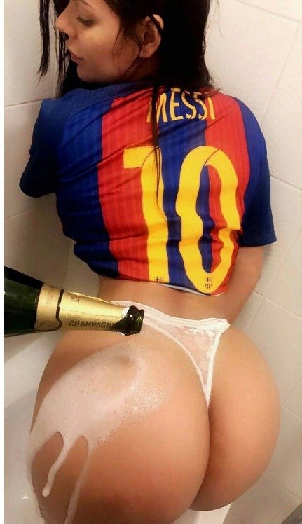 Miss BumBum Suzy Cortézová je zřejmě nejvíc sexy fanynkou fotbalistů Barcelony.