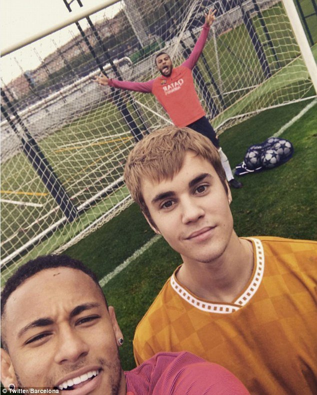 Zpěvák Justin Bieber navštívil trénink Barcelony. Neymarovi kazí selfíčko Rafinha.