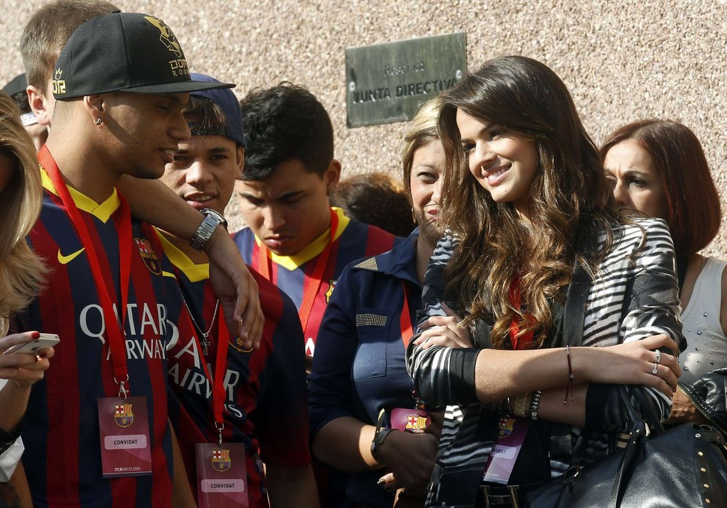 Přítelkyně Brazilce Neymara Bruna Marquezine čeká, až podepíše smlouvu s Barcelonou