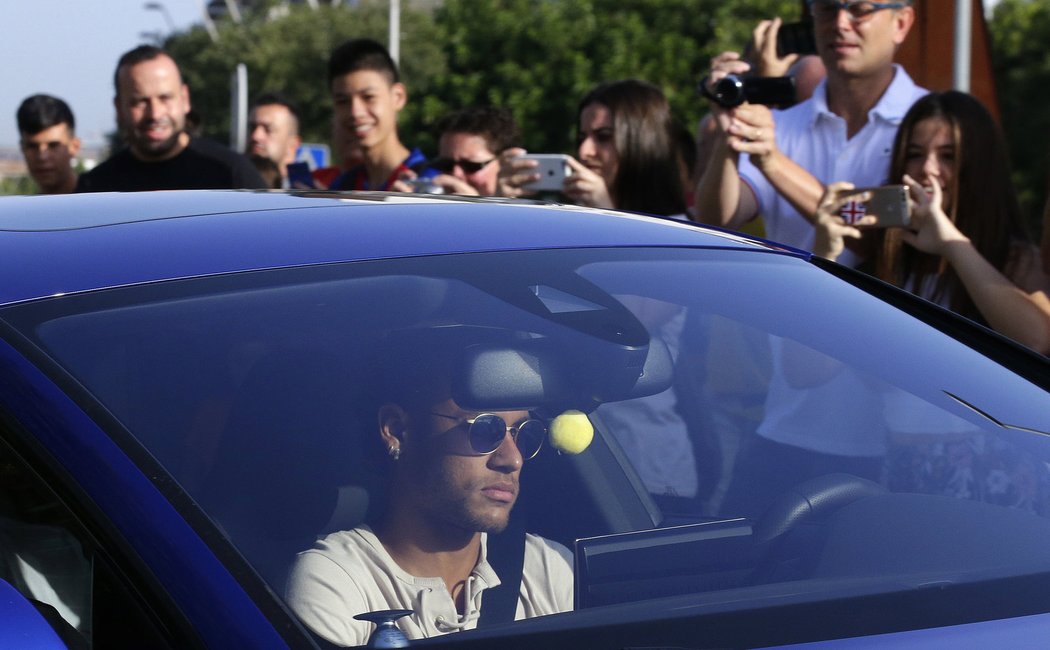 Brazilský fotbalista Neymar dorazil ve středu ráno na trénink Barcelony, kde prý sdělil spoluhráčům, že chce odejít. Od klubu dostal povolení jednat o své budoucnosti s PSG.