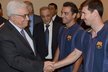 Lionel Messi si potřásá rukou s šéfem palestinské samosprávy Mahmoudem Abbasem