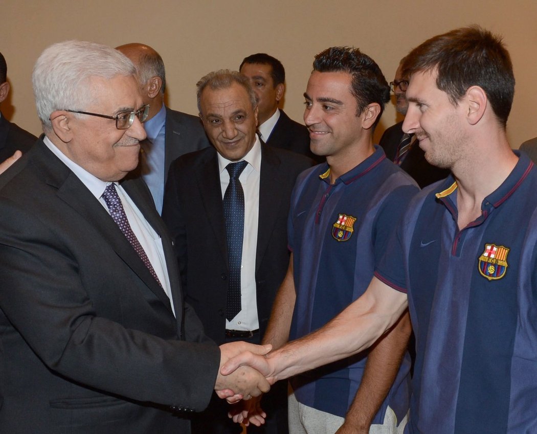 Lionel Messi si potřásá rukou s šéfem palestinské samosprávy Mahmoudem Abbasem