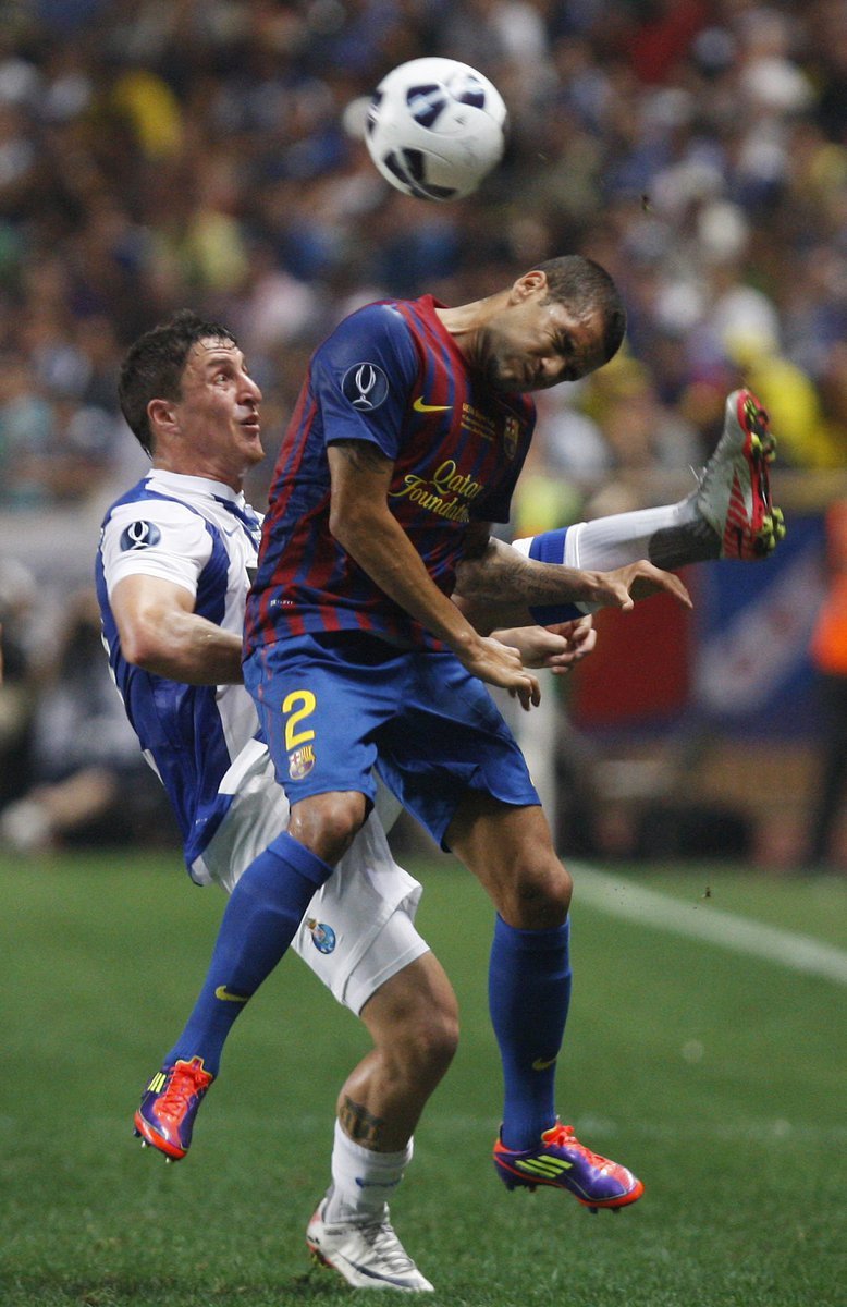 Alves hlavičkuje před dotírajícím Rodriguezem