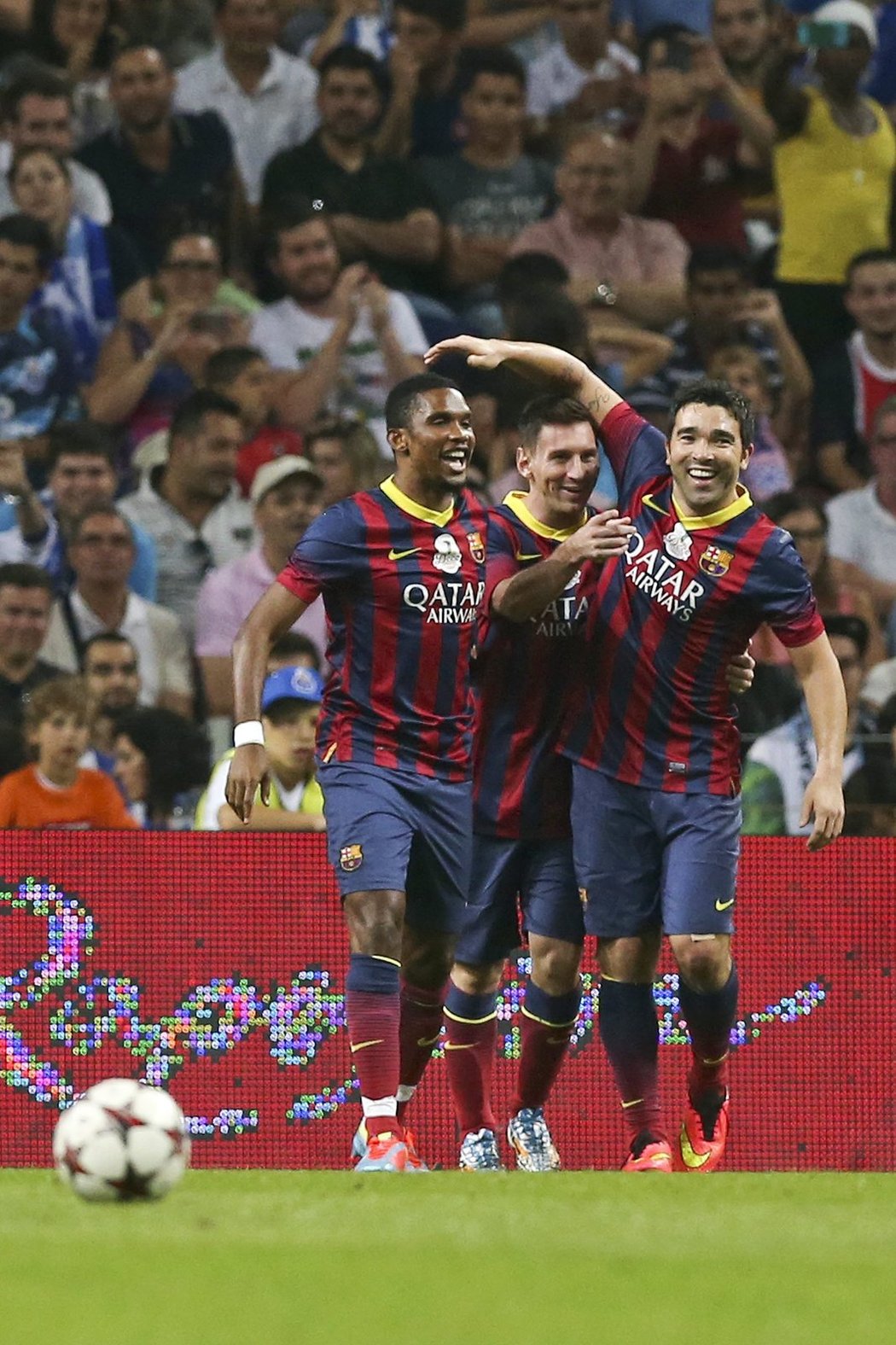 Lionel Messi, Deco a Eto´o se radují po gólu při exhibici
