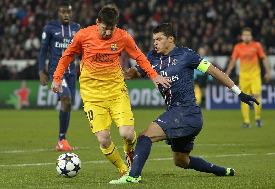 Lionel Messi v souboji s kapitánem PSG Thiagem Silvou v úvodním čtvrtfinále Ligy mistrů