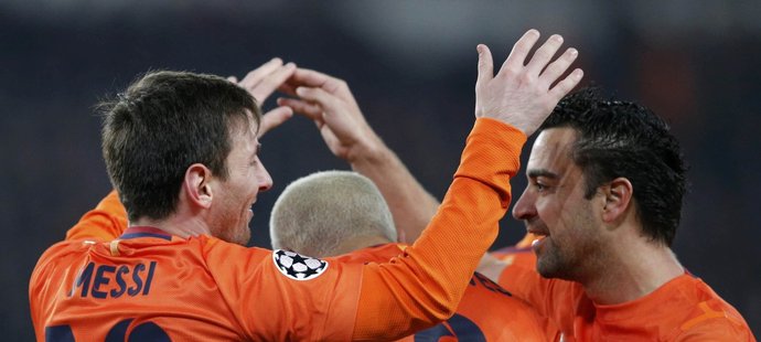 Hráči Barcelony slaví vedoucí gól do sítě PSG v úvodním čtvrtfinále Ligy mistrů