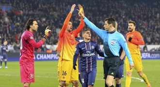 Stark naštval všechny. Jasný ofsajd, zlobí se Barca. Filmujete, zuří PSG