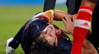 Auuu. Puyol si v pádu hrozivě vykloubil loket, Barca přišla o kapitána