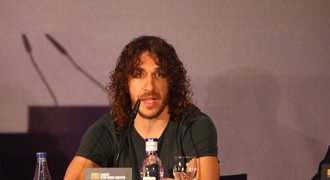 Dojatý Puyol se loučil v slzách. Jsi nejlepší, objímal ho Xavi