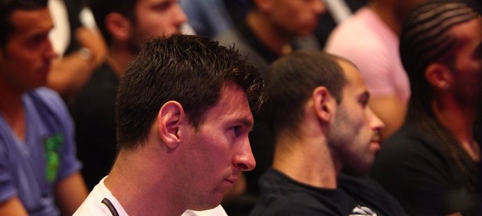 Rozlučková slova Carlese Puyola v tiskovém sále barcelonského klubu sledoval i Lionel Messi