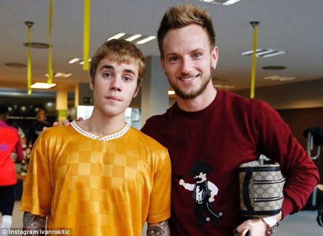 Zpěvák Justin Bieber a hráč Barcelony Ivan Rakitič.