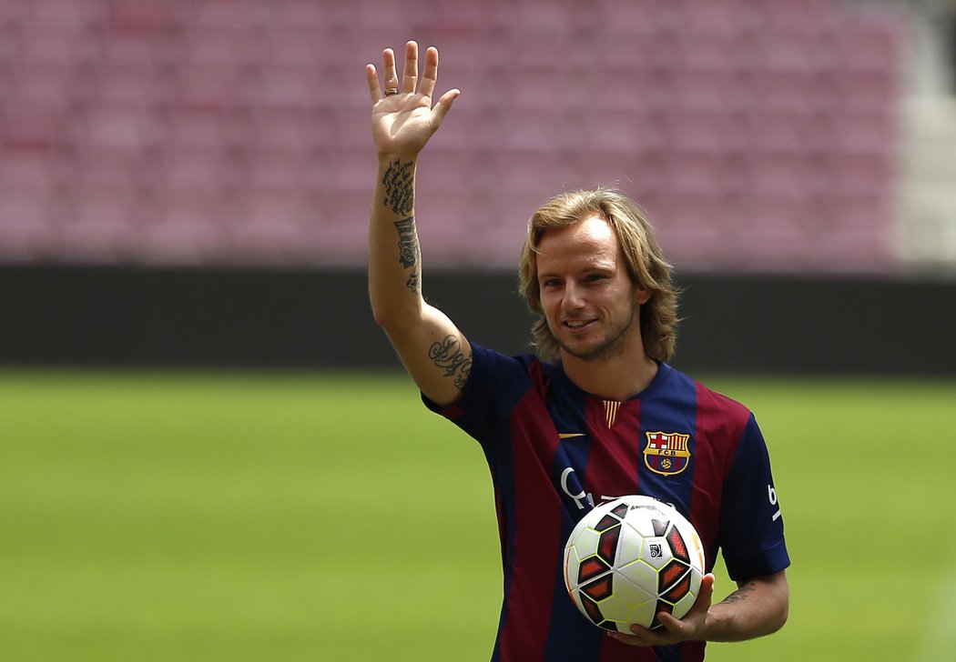 Nový hráč FC Barcelony Ivan Rakitić mává fanouškům katalánského klubu