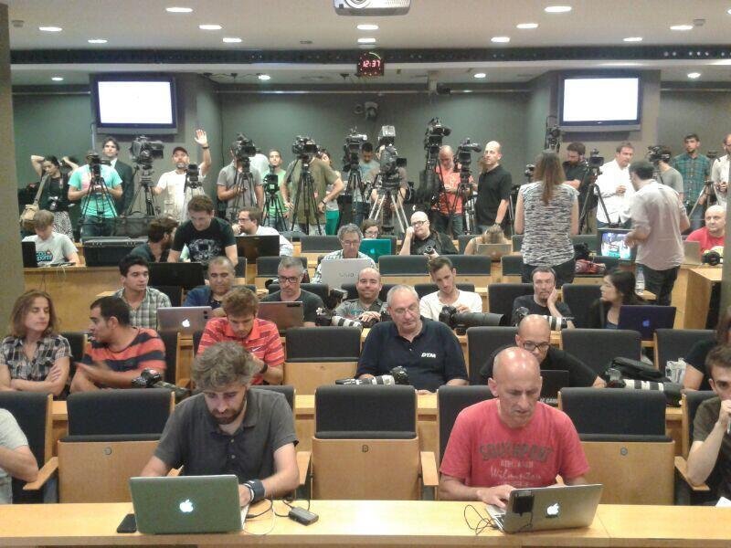 Plný sál novinářů, kteří čekali na první oficiální tiskovou konferenci Ivana Rakitiće jako hráče Barcelony