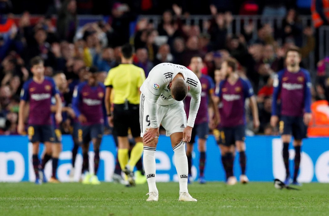 Zklamaný Karim Benzema poté, co jeho Real Madrid podlehl Barceloně 1:5