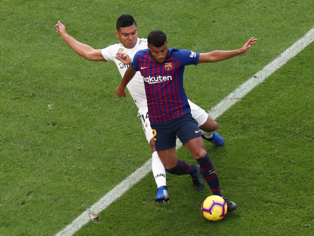 Casemiro se snaží zastavit barcelonského Rafinhu