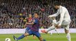 Ronaldo vysílá další ze svých jedovatých střel na barcelonskou branku