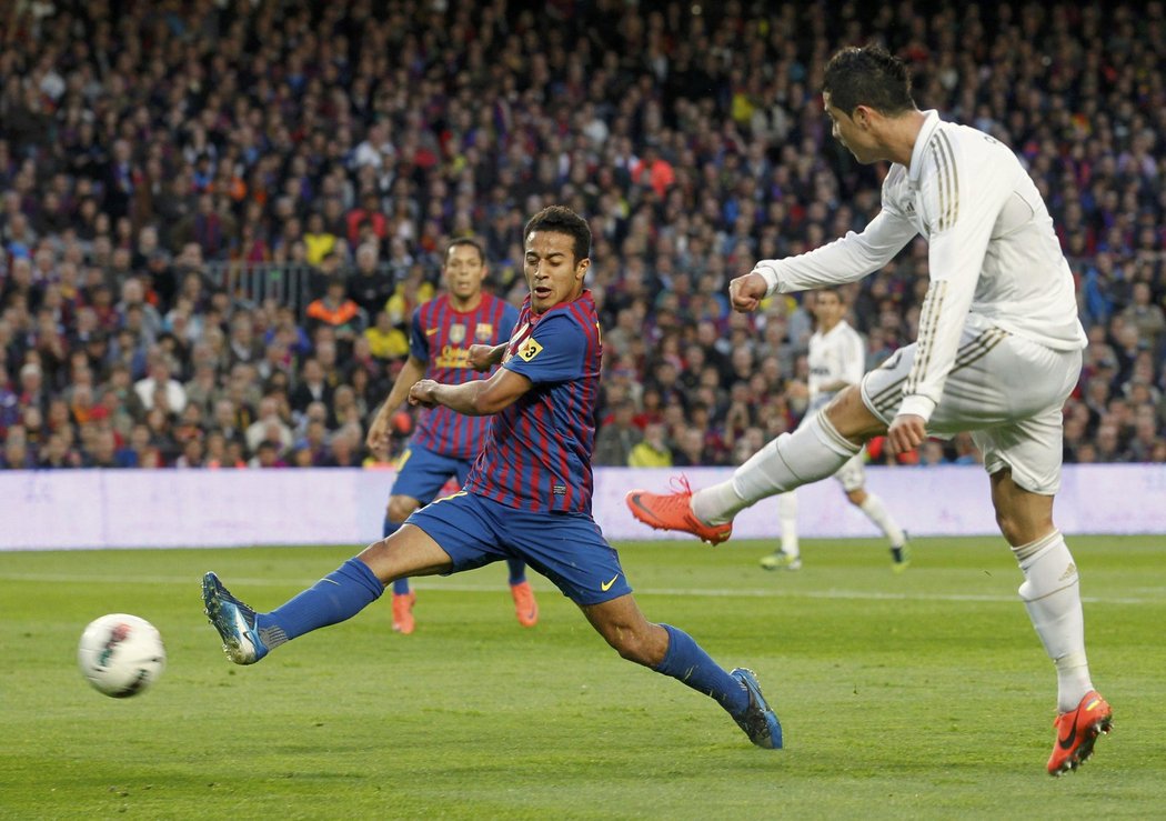 Ronaldo vysílá další ze svých jedovatých střel na barcelonskou branku