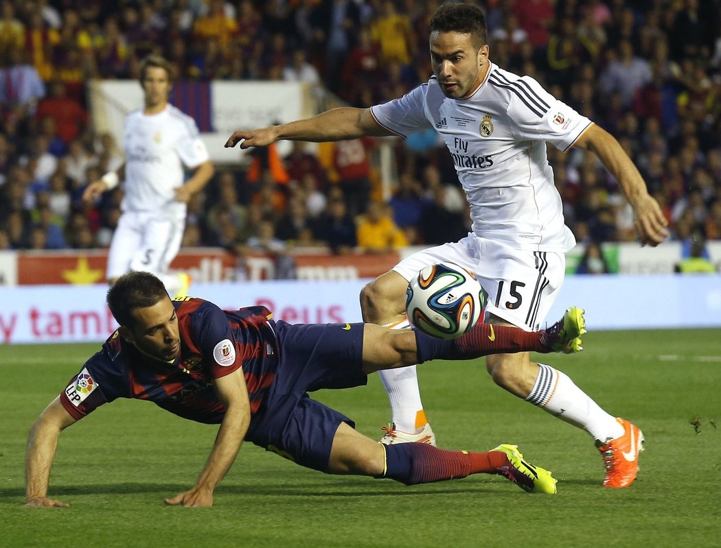 Obránce Barcelony Jordi Alba v souboji s Danielem Carvajalem z Realu Madrid