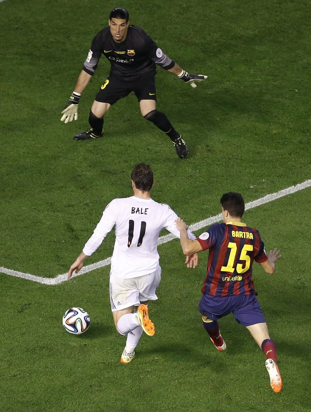 Gareth Bale ohromujícím sprintem unikl Bartrovi a gólem rozhodl o výhře Realu nad Barcelonou ve finále Španělského poháru