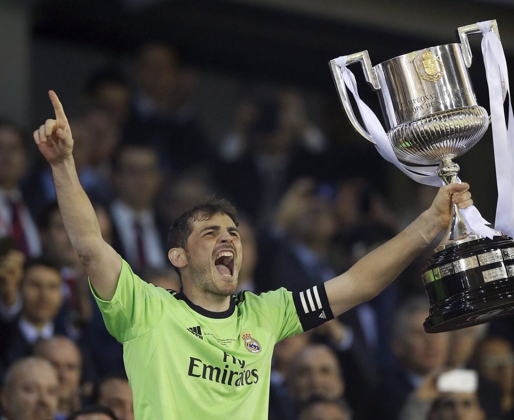 Ja to tam! Iker Casillas se raduje poté, co Real Madrid ovládl finále Španělského poháru proti Barceloně