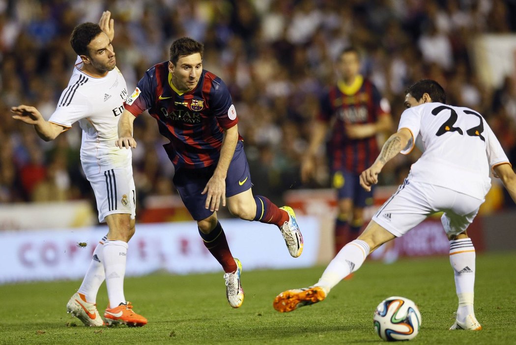 Lionel Messi se snaží prostřelit obranu Madridu