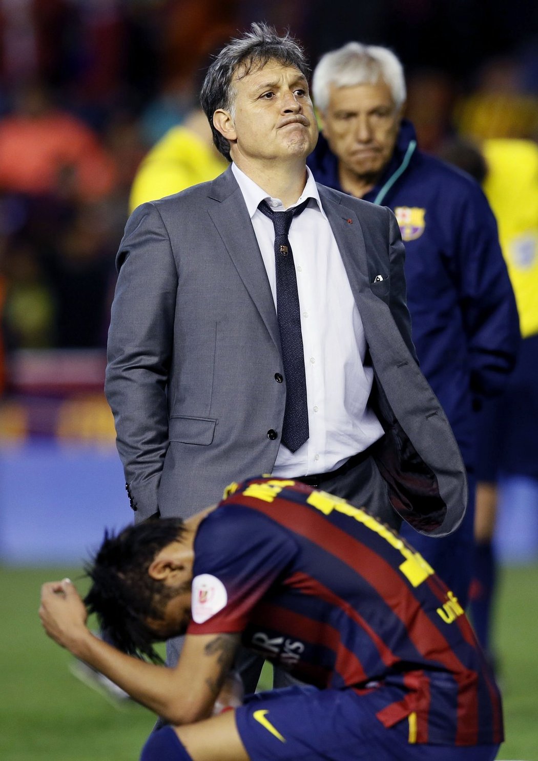 Kouč Barcelony Gerardo Martino a zklamaný útočník Neymar po prohře v El Clásiku s Realem Madrid