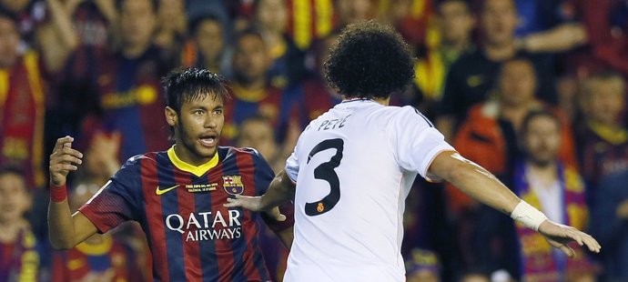 Strkanice v El Clásiku. Barcelonský útočník Neymar v diskuzi se stoperem Realu Pepem