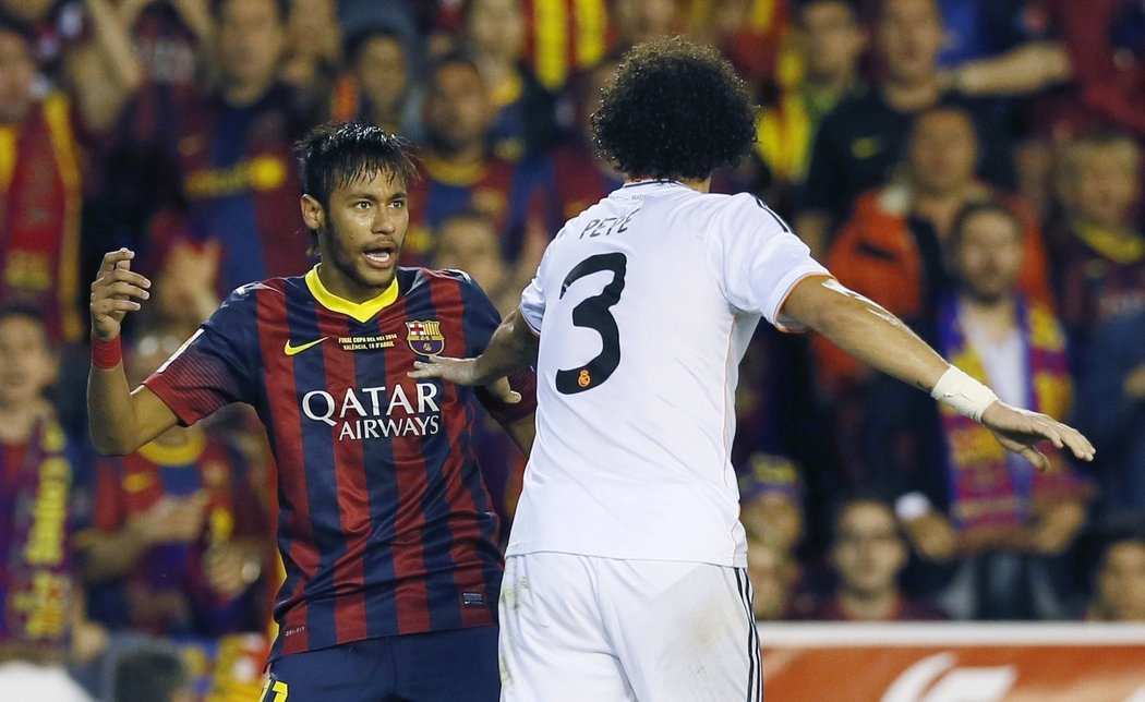 Strkanice v El Clásiku. Barcelonský útočník Neymar v diskuzi se stoperem Realu Pepem