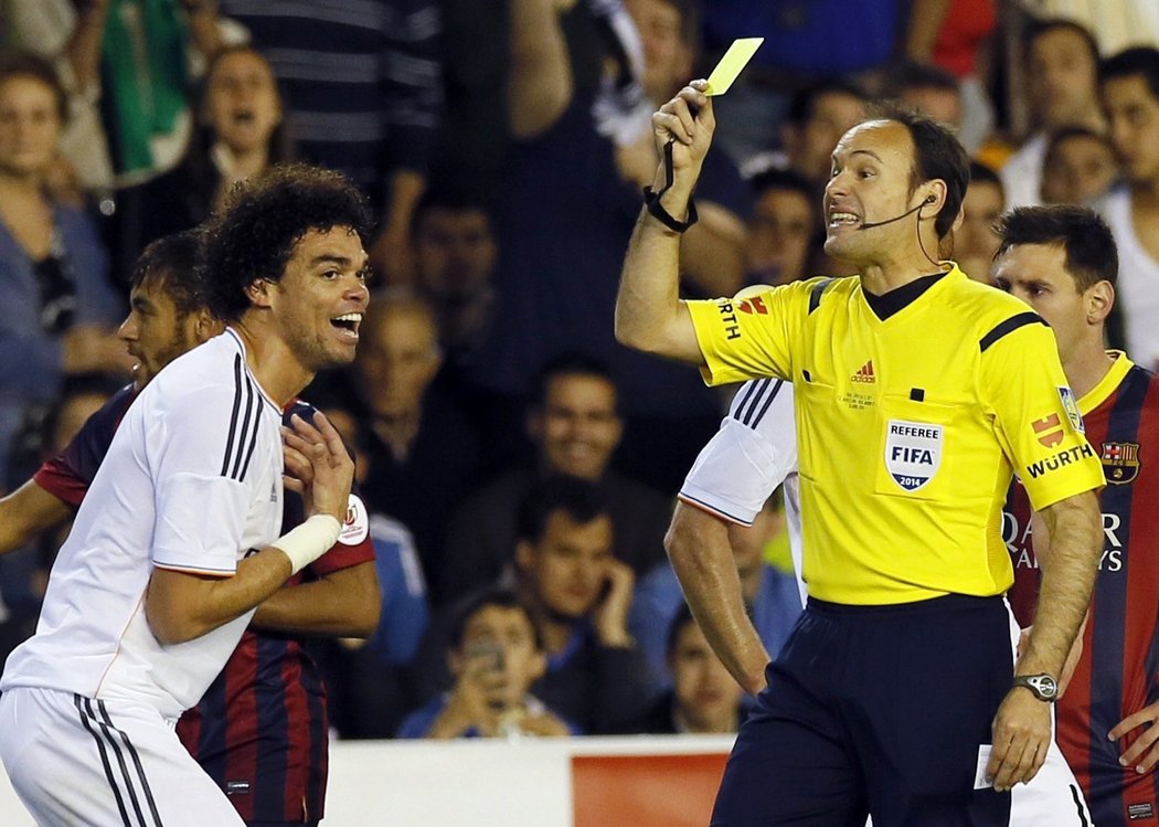 Stoper Realu Pepe se diví, když mu sudí při El Clásiku ukázal žlutou kartu