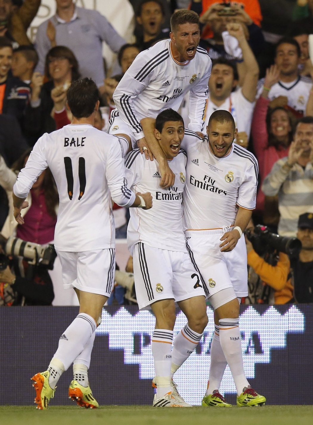 Fotbalisté Realu Madrid slaví první branku do sítě Barcelony