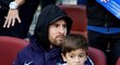 Lionel Messi kvůli zlomené ruce nemohl do El Clásica proti Realu Madrid zasáhnout. Zápas sledoval z tribuny se svým synem