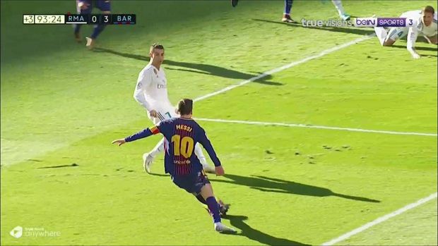 Lionel Messi byl zařídil třetí gól i bez kopačky Lionel Messi byl zařídil třetí gól i bez kopačky
