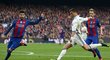 Obránce Barcelony Gerard Piqué se snaží zastavit útočníka Realu Cristiana Ronalda.