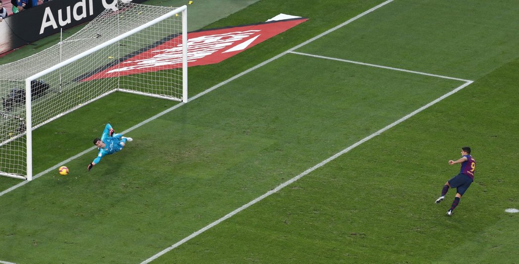 Luis Suárez proměňuje pokutový kop v zápase proti Realu Madrid