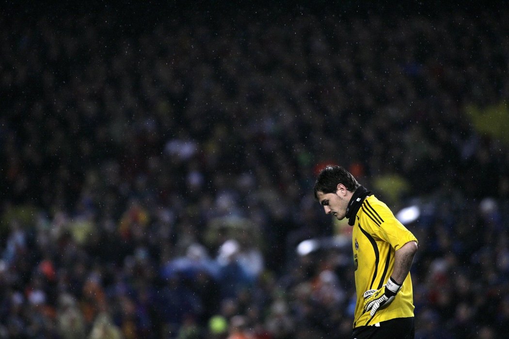 Zklamaný gólman Realu Madrid Iker Casillas po prohře s Barcelonou.