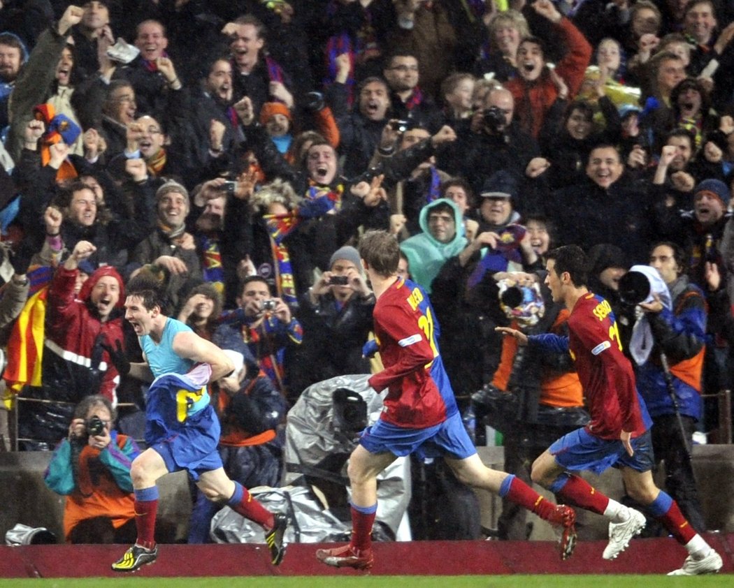 Barcelonský Lionel Messi (vlevo) se raduje se spoluhráči ze vstřelené branky proti madridskému Realu.