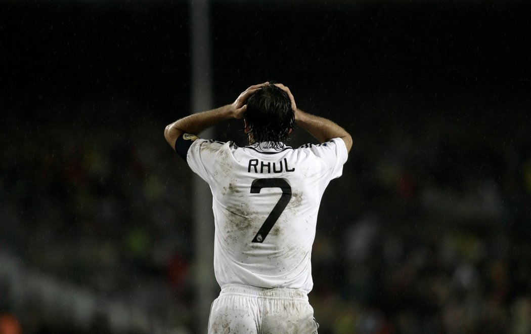 Zklamání v podání kapitánu Realu Madrid Raúla po prohře s Barcelonou.