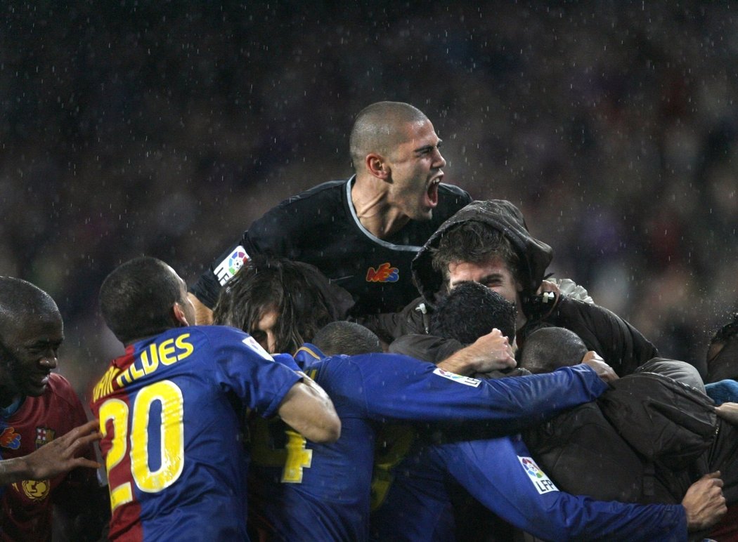 Hráči Barcelony se radují z vítězství nad Realem Madrid.