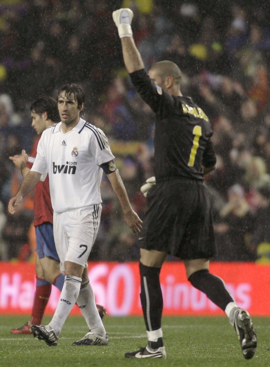 Gólman Barcelony Victor Valdes oslavuje výhru nad Realem Madrid, vlevo poražený kapitán soupeře Raúl Gonzalez.
