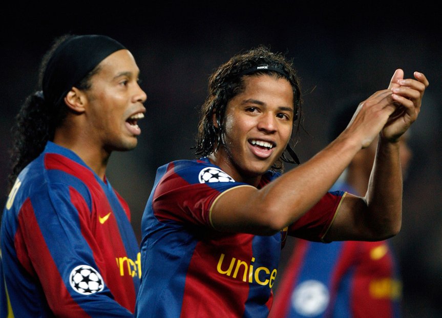 Brazilec Ronaldinho (vlevo) v dobách, kdy válel za Barcelonu. Sen Tomáše Škurka: osobní setkání s touto star.