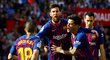 Fotbalisté Barcelony slaví branku v utkání se Sevillou